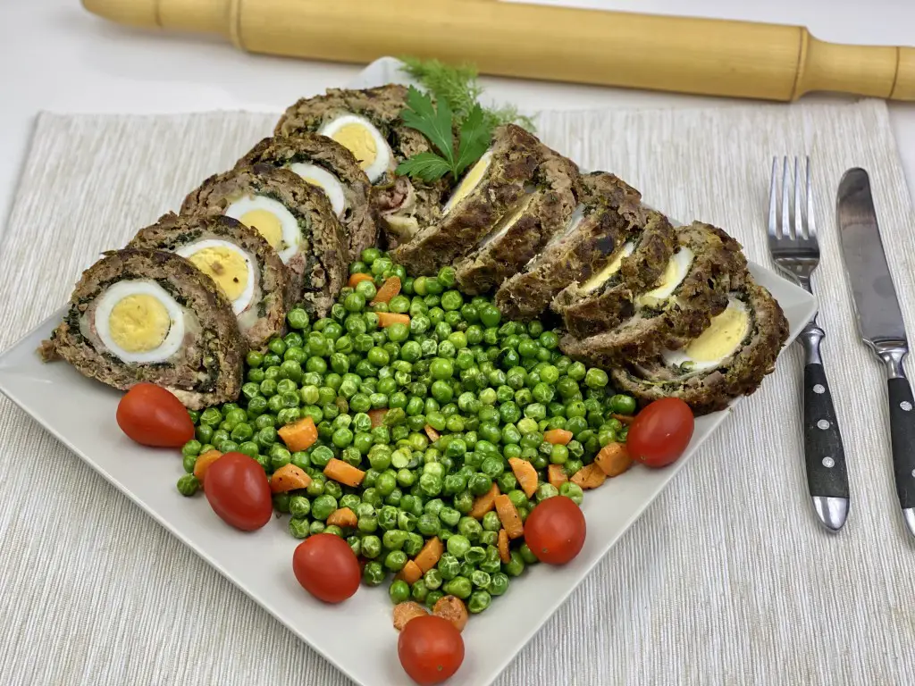 79788414-A089-407E-90AC-20F01B9BB870 Rulada din carne amestec porc-vita in stil de drob