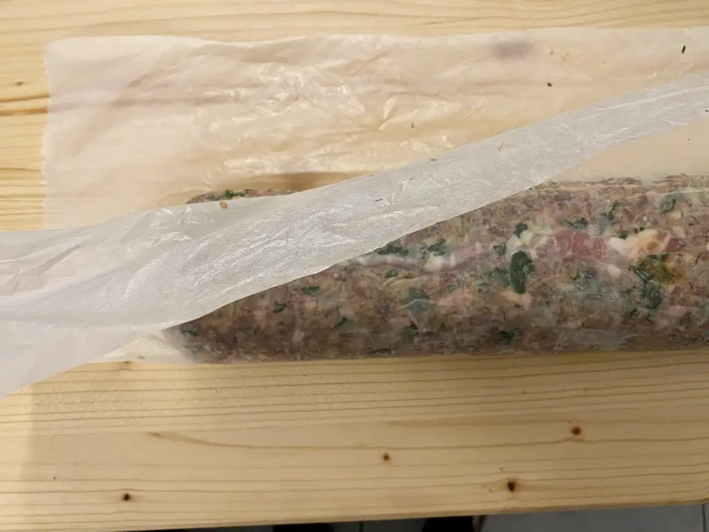 8118EFBE-D778-4DB0-9E12-3260202845B1 Rulada din carne amestec porc-vita in stil de drob