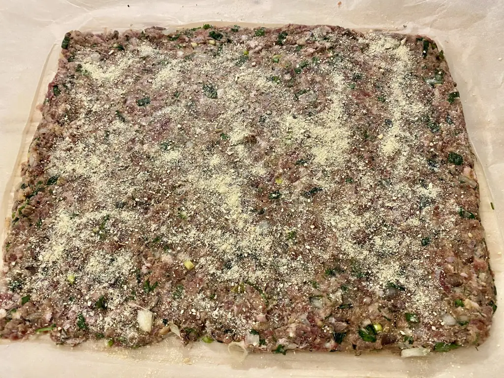89F25FB8-58EF-49EB-A0B9-6A60E81C2F7E Rulada din carne amestec porc-vita in stil de drob