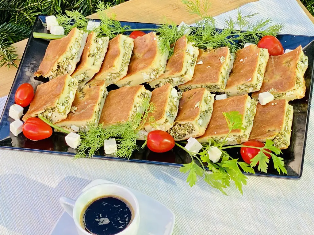 8B740FF2-E21B-4342-AE7B-C064F8B1062C Placinta cu branza feta si spanac fara framantare si dospire (Spanakopita)