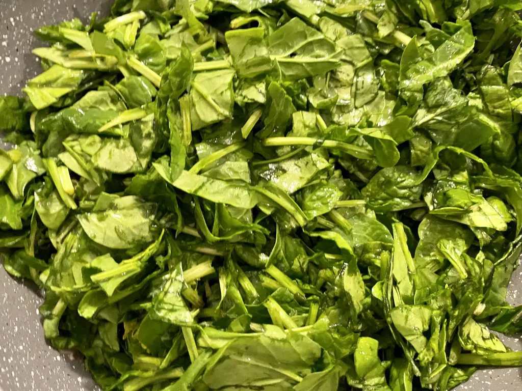 AC9C5DD2-315E-4987-AF72-BB1069969E74 Placinta cu branza feta si spanac fara framantare si dospire (Spanakopita)