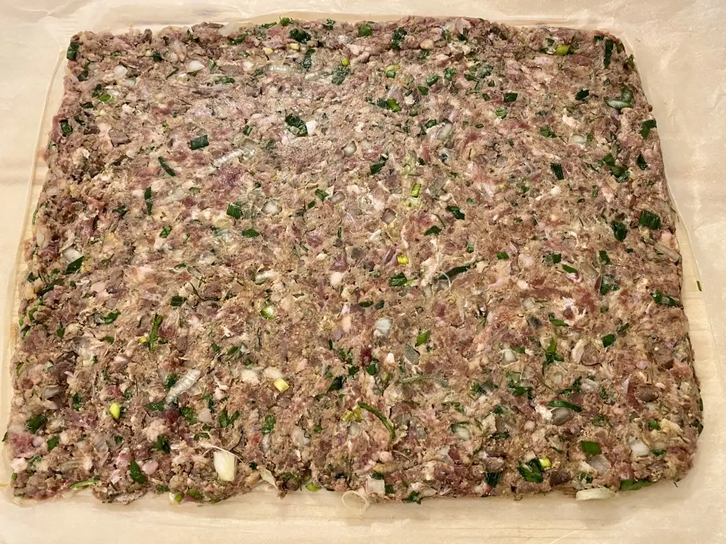 BB612239-A0A7-4A47-950E-CC5494E62E99 Rulada din carne amestec porc-vita in stil de drob