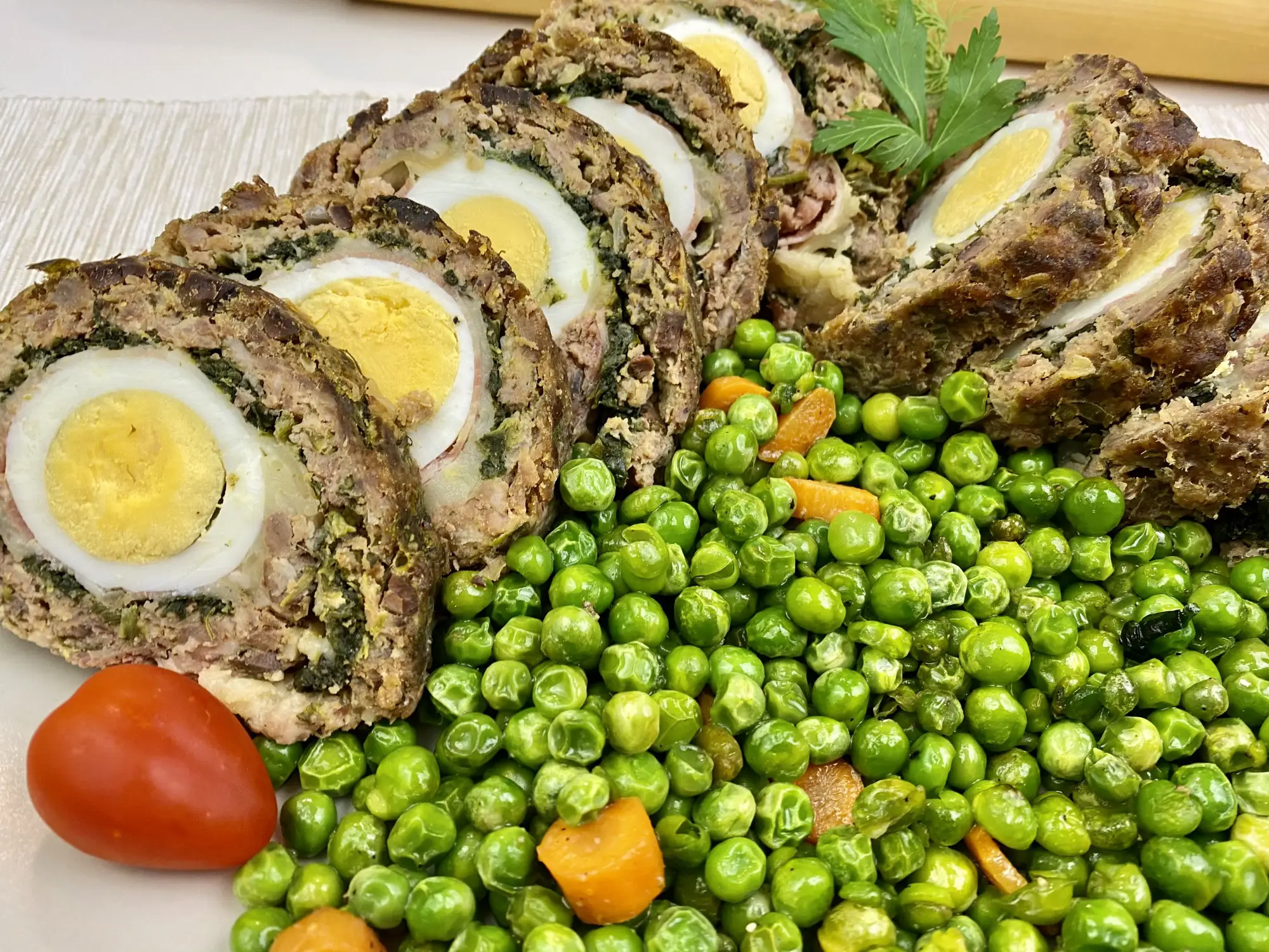Rulada din carne amestec porc-vita in stil de drob