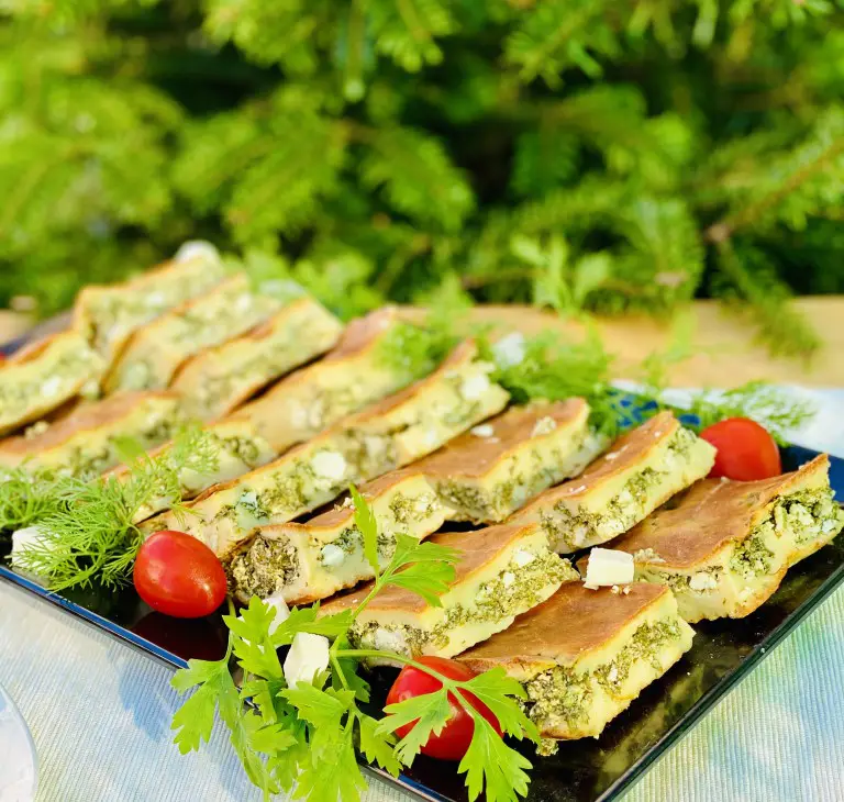 Placinta cu branza feta si spanac fara framantare si dospire (Spanakopita)
