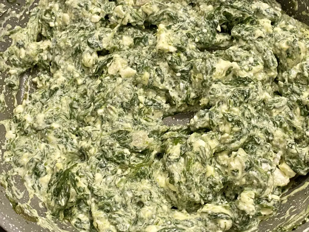 EDC15C6A-AB25-4F24-88B2-4289443389B2 Placinta cu branza feta si spanac fara framantare si dospire (Spanakopita)