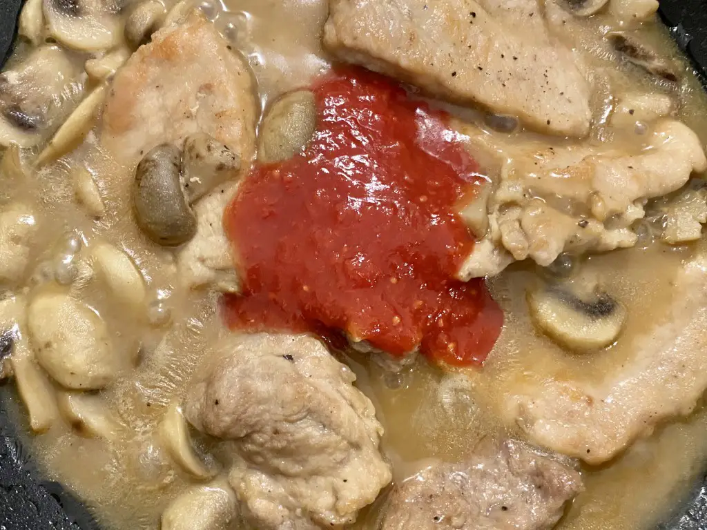 075A0AD9-67A4-4361-8C6C-FE486F4AA40B Escalop de porc cu ciuperci, piure de cartofi cu sfecla rosie si salata de castraveti
