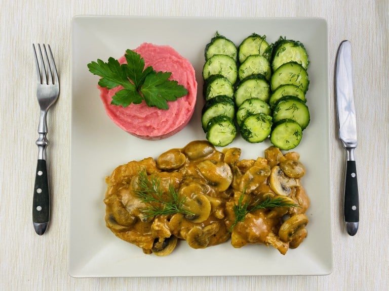 Escalop de porc cu ciuperci, piure de cartofi cu sfecla rosie si salata de castraveti