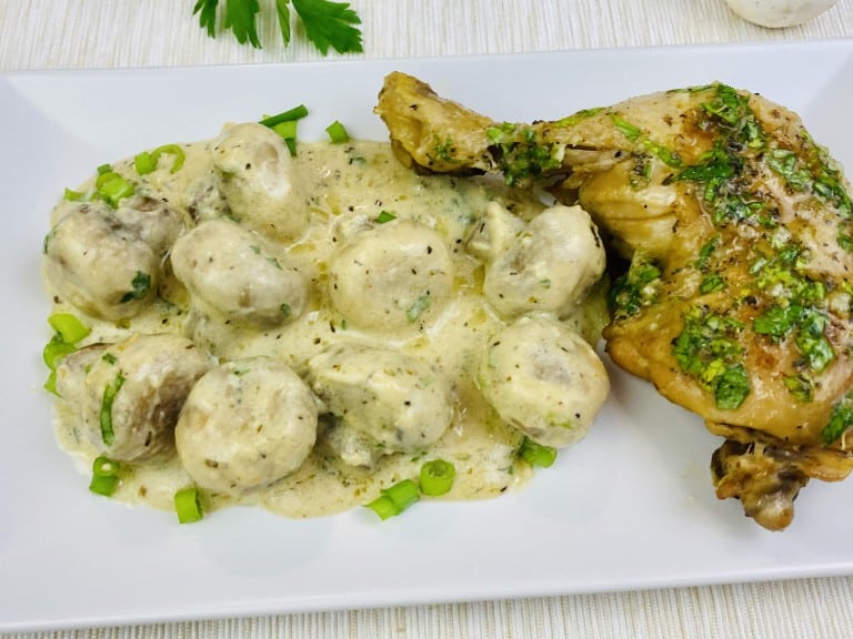 Ciuperci in sos alb si pulpe aromate cu ierburi aromatice