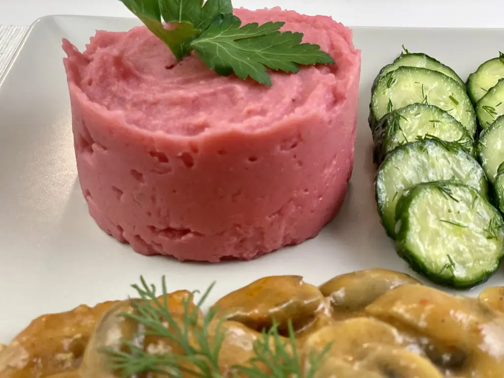 2FA45AB2-D86F-466F-9280-CC1D90D8517E Escalop de porc cu ciuperci, piure de cartofi cu sfecla rosie si salata de castraveti