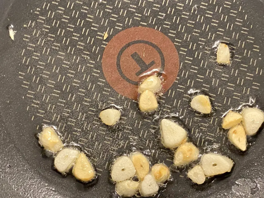 333CBA2A-5EB1-4613-A5F0-CB65B37C0C8F Escalop de porc cu ciuperci, piure de cartofi cu sfecla rosie si salata de castraveti