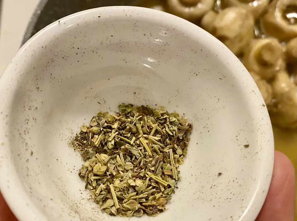 33E8CE51-C86C-469D-A58C-F406A7D5FA9D Ciuperci in sos alb si pulpe aromate cu ierburi aromatice