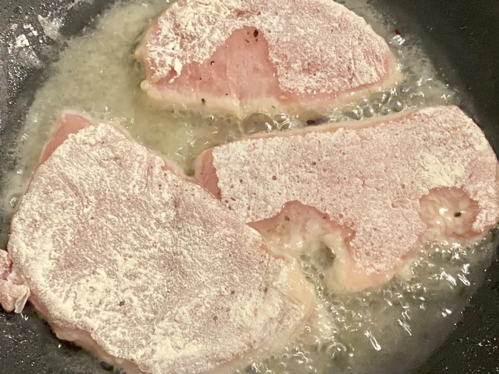 35E3A55E-FACB-4A20-9DD0-5241A4E0DE04 Escalop de porc cu ciuperci, piure de cartofi cu sfecla rosie si salata de castraveti
