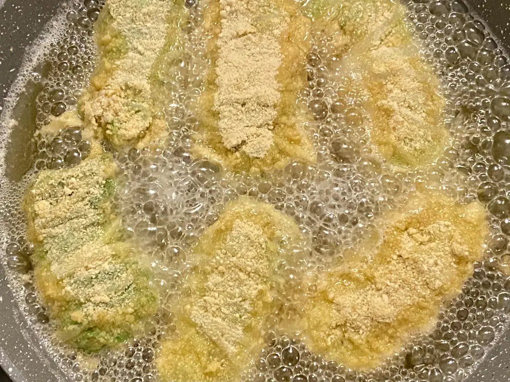 5EE14A88-004B-4060-AEE9-6EAD499CADF2 Sarmalute in foi de varza chinezeasca – pane (prajite in ulei vegetal)