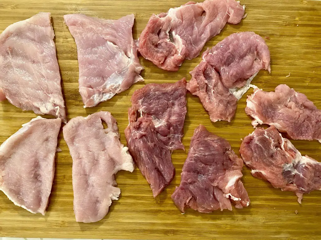 636E8D69-32DB-4410-8A65-F1E4AA477DF6 Escalop de porc cu ciuperci, piure de cartofi cu sfecla rosie si salata de castraveti
