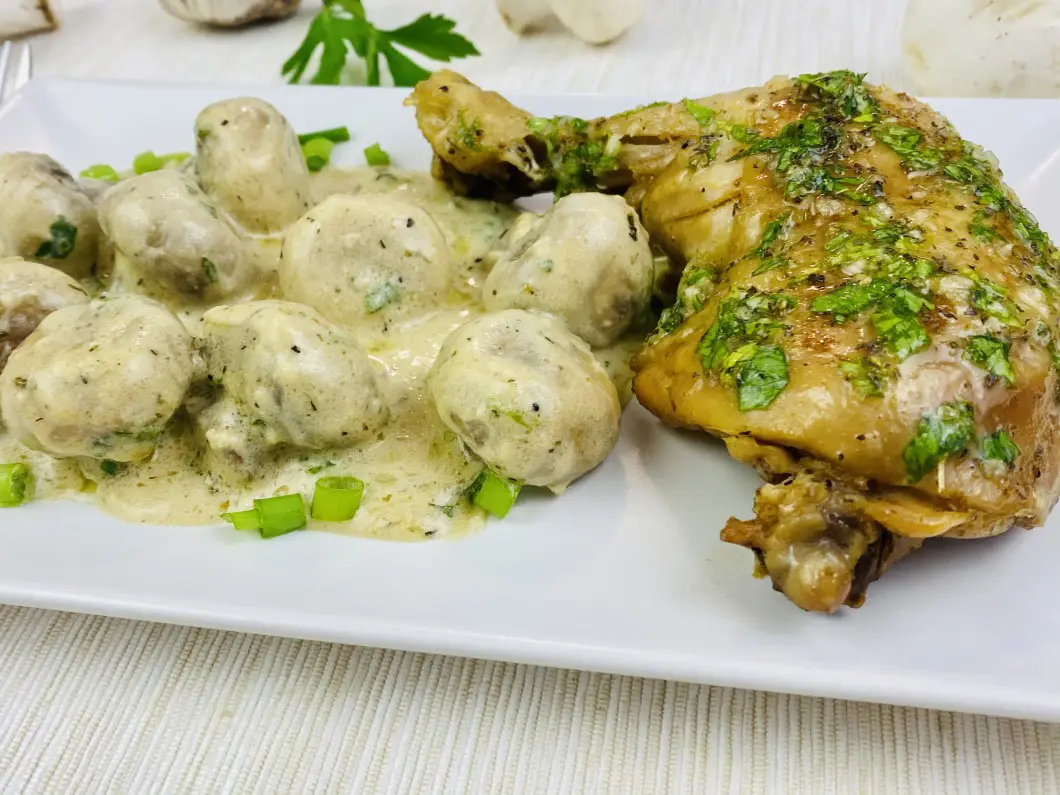 Ciuperci in sos alb si pulpe aromate cu ierburi aromatice