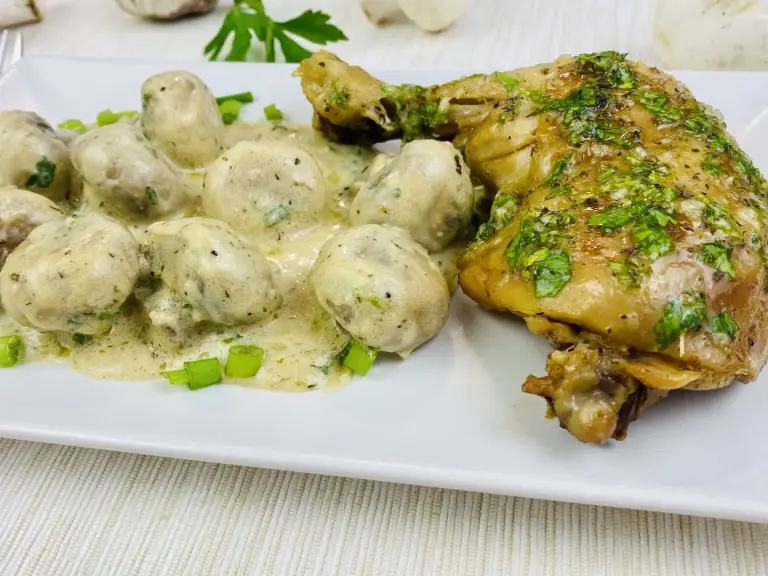Ciuperci in sos alb si pulpe aromate cu ierburi aromatice