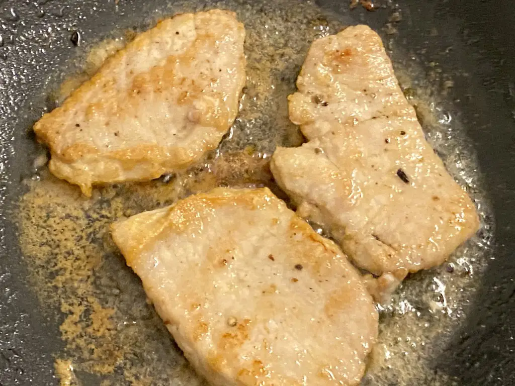 67C2C70B-0A08-4F2F-87AB-D1542FA9B97F Escalop de porc cu ciuperci, piure de cartofi cu sfecla rosie si salata de castraveti