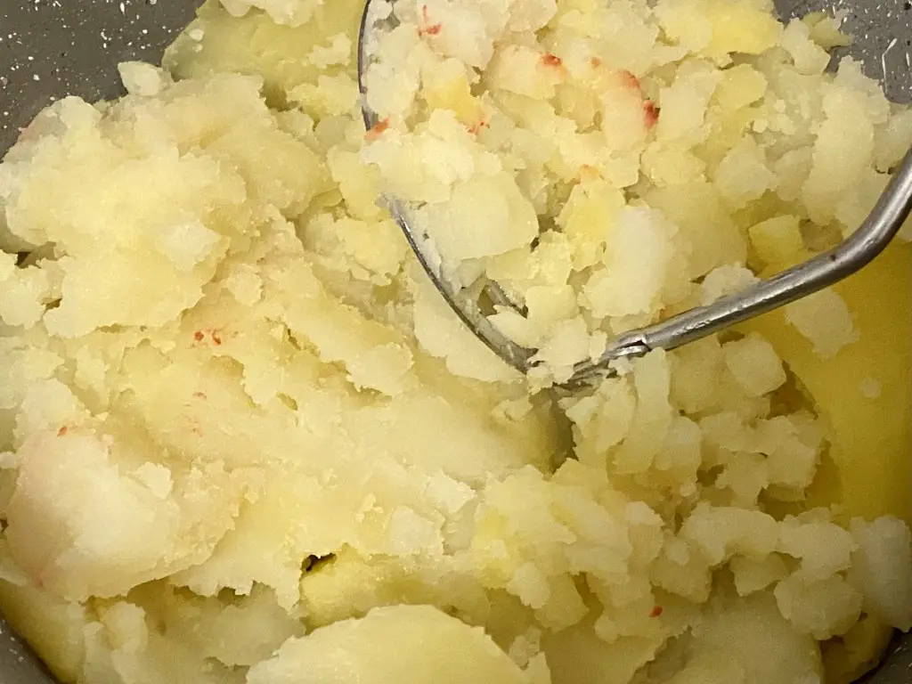 769FB8D3-E124-4A26-A12A-19AF5A3B07A2 Escalop de porc cu ciuperci, piure de cartofi cu sfecla rosie si salata de castraveti