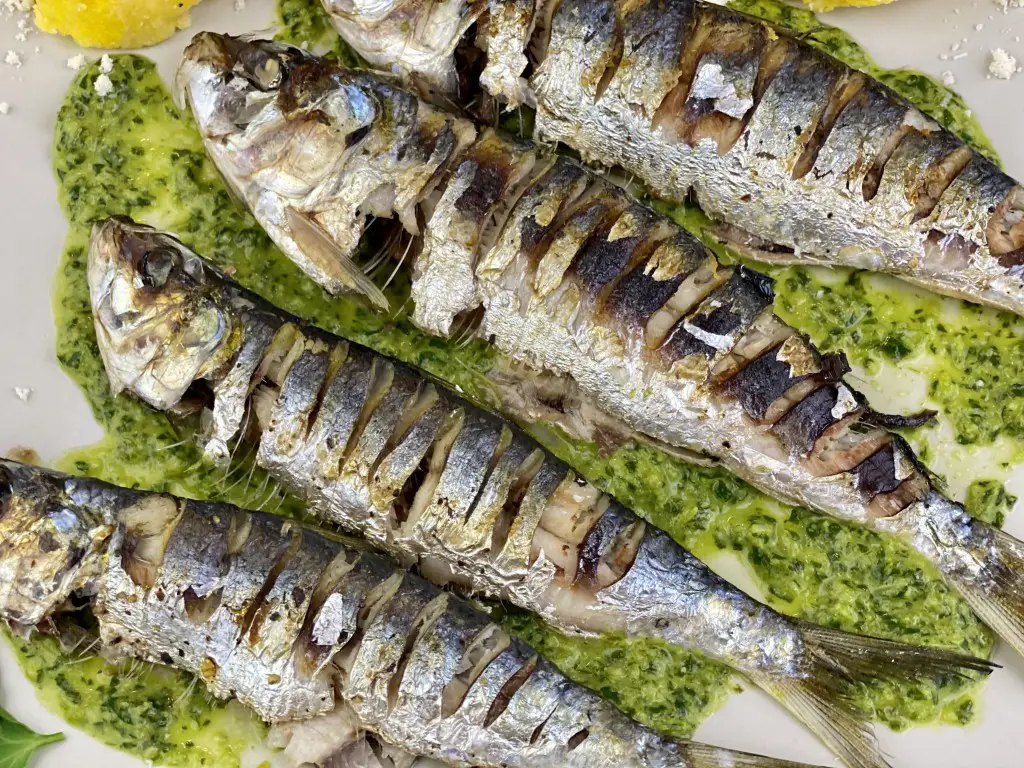 7BB2B965-6A46-4B1B-90C7-D3D37EF5ADA3 Sardine la grill cu sos Gremolata si mamaliguta