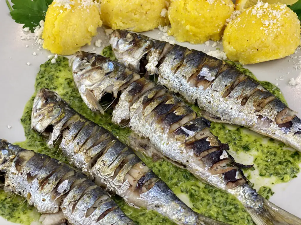92843746-ED37-4DA2-B057-ABDACFCB7CA6 Sardine la grill cu sos Gremolata si mamaliguta