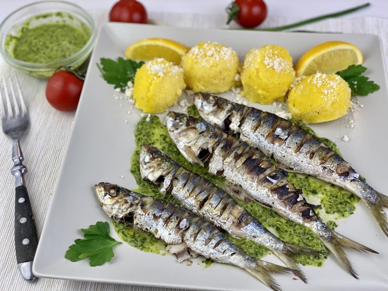 Sardine la grill cu sos Gremolata si mamaliguta