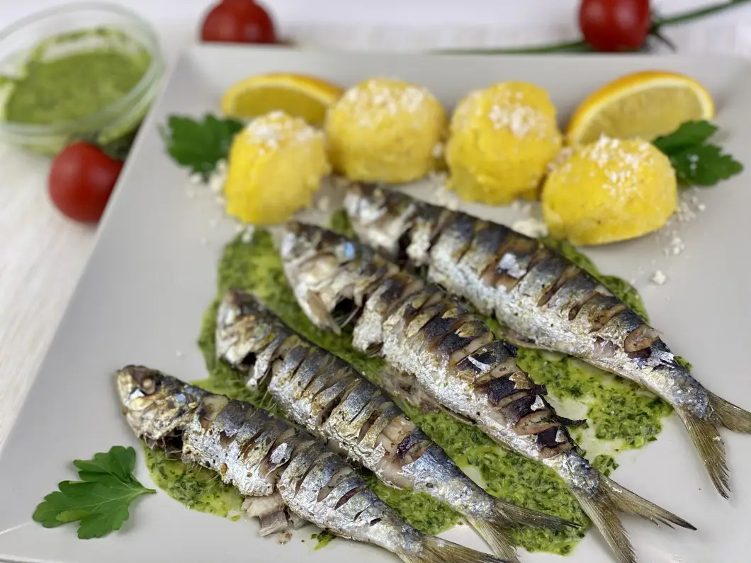 Sardine la grill cu sos Gremolata si mamaliguta