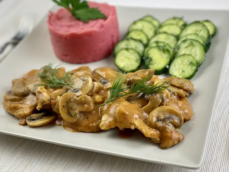 Escalop de porc cu ciuperci, piure de cartofi cu sfecla rosie si salata de castraveti