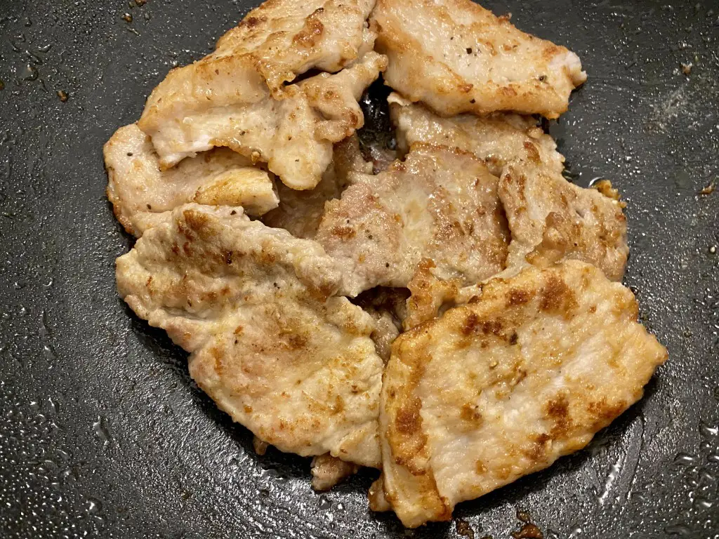 C5850804-F7BD-4587-8566-AF1EFD19B746 Escalop de porc cu ciuperci, piure de cartofi cu sfecla rosie si salata de castraveti