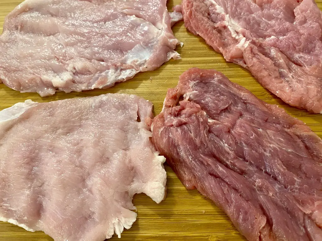 D842ED68-BD25-4FAB-89FC-6CCBDE212D0D Escalop de porc cu ciuperci, piure de cartofi cu sfecla rosie si salata de castraveti