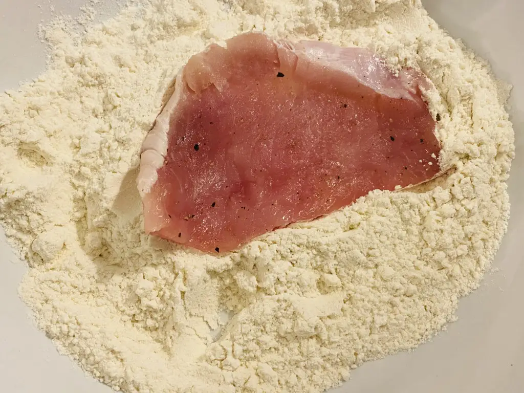 D9C2A3D4-E7BE-4FB1-A710-5AF7C1CFAA94 Escalop de porc cu ciuperci, piure de cartofi cu sfecla rosie si salata de castraveti