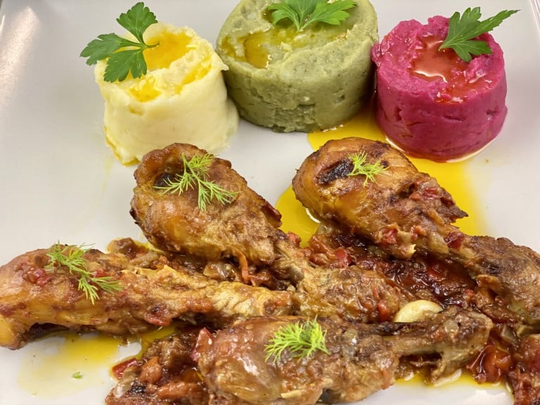 Ciocanele de pui in sos de rosii la cuptor si piure de cartofi tricolor