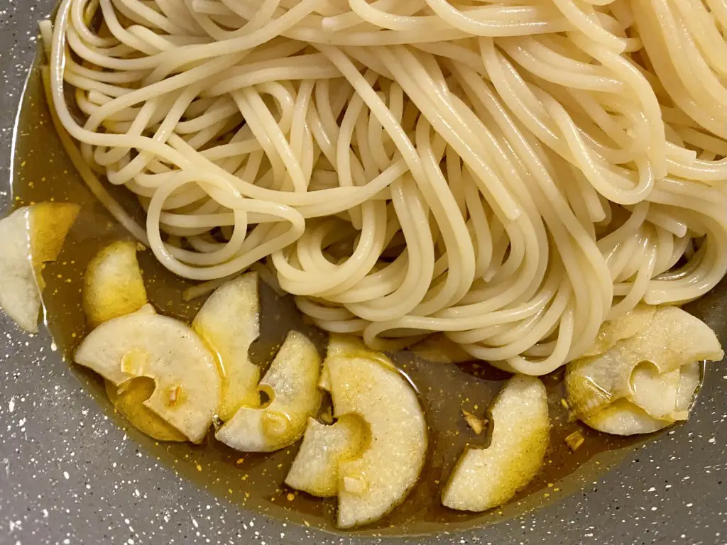 233CD13A-BF78-4C21-805B-1A05FBA47CF1 Spaghete cu usturoi si ulei de masline