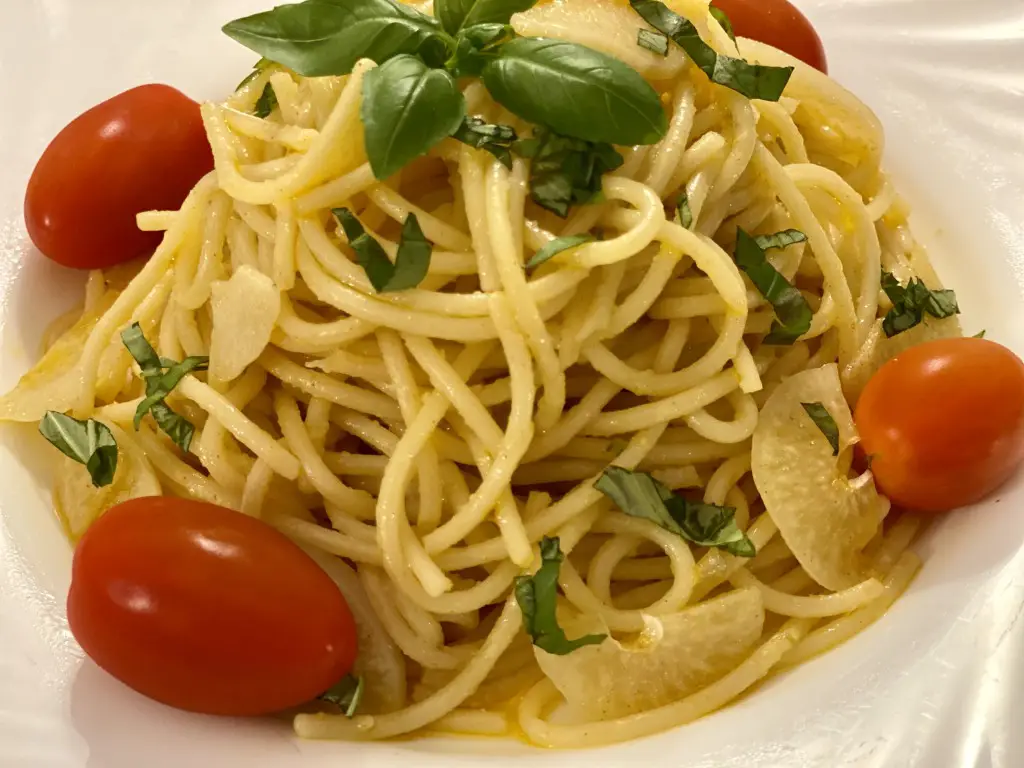 40E3BEAC-A42C-44B4-9C2F-FFAD00B15B06 Spaghete cu usturoi si ulei de masline