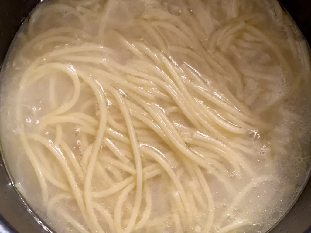 D7747764-C42F-4CB9-8BBE-55A750EE2738 Spaghete cu usturoi si ulei de masline
