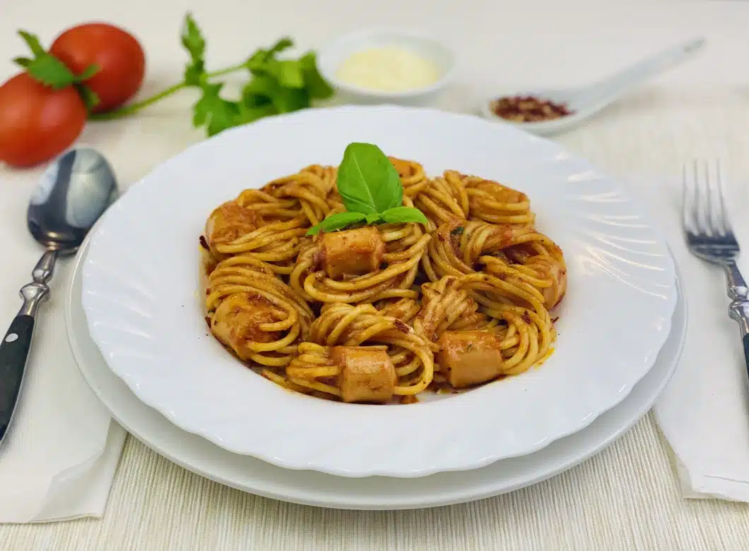 Spaghette calamar din crenvursti cu sos de rosii