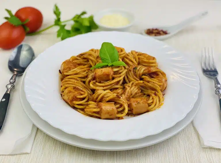 Spaghette calamar din crenvursti cu sos de rosii