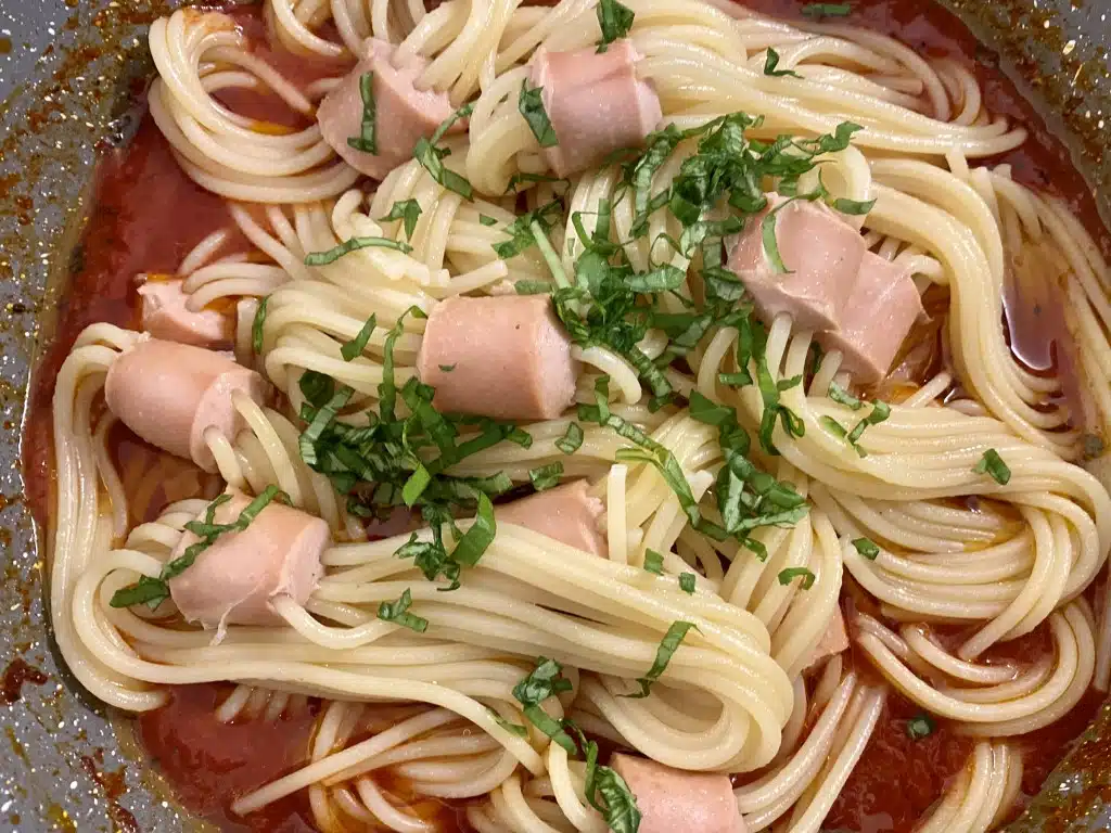 1F82DC0E-B11F-470C-AF1D-A74625CC9CF9 Spaghette calamar din crenvursti cu sos de rosii