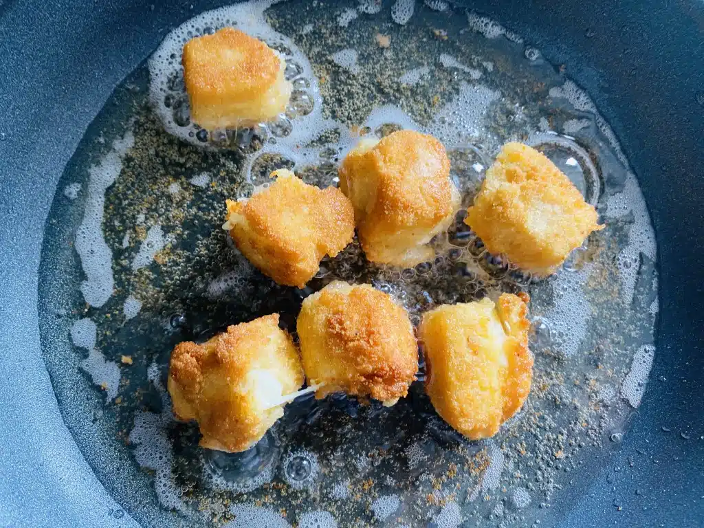 2348654C-9D3E-4ADF-9C2B-82AC4B224082 Supa crema de linte rosie cu crutoane din mozzarella