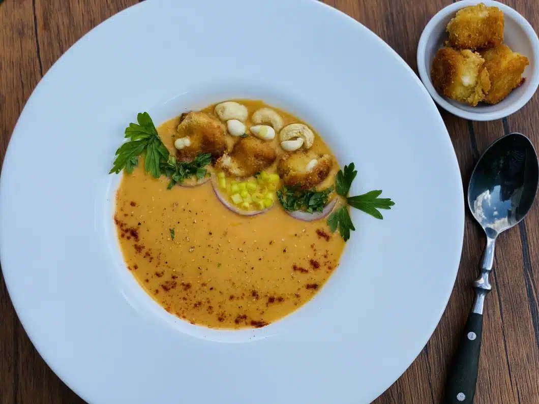 Supa crema de linte rosie cu crutoane din mozzarella