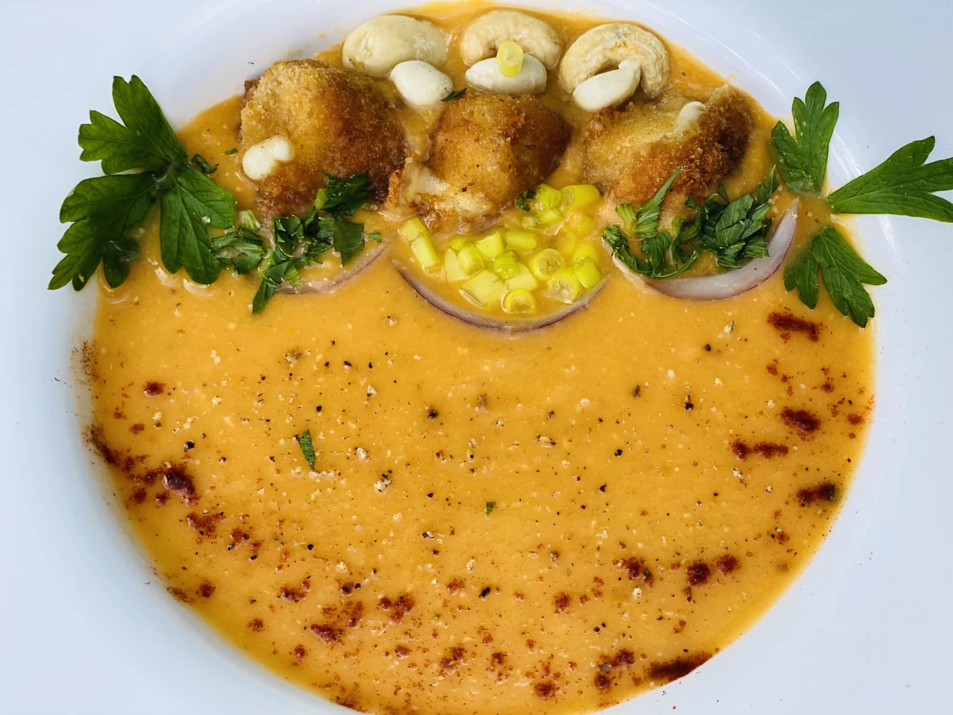 Supa crema de linte rosie cu crutoane din mozzarella