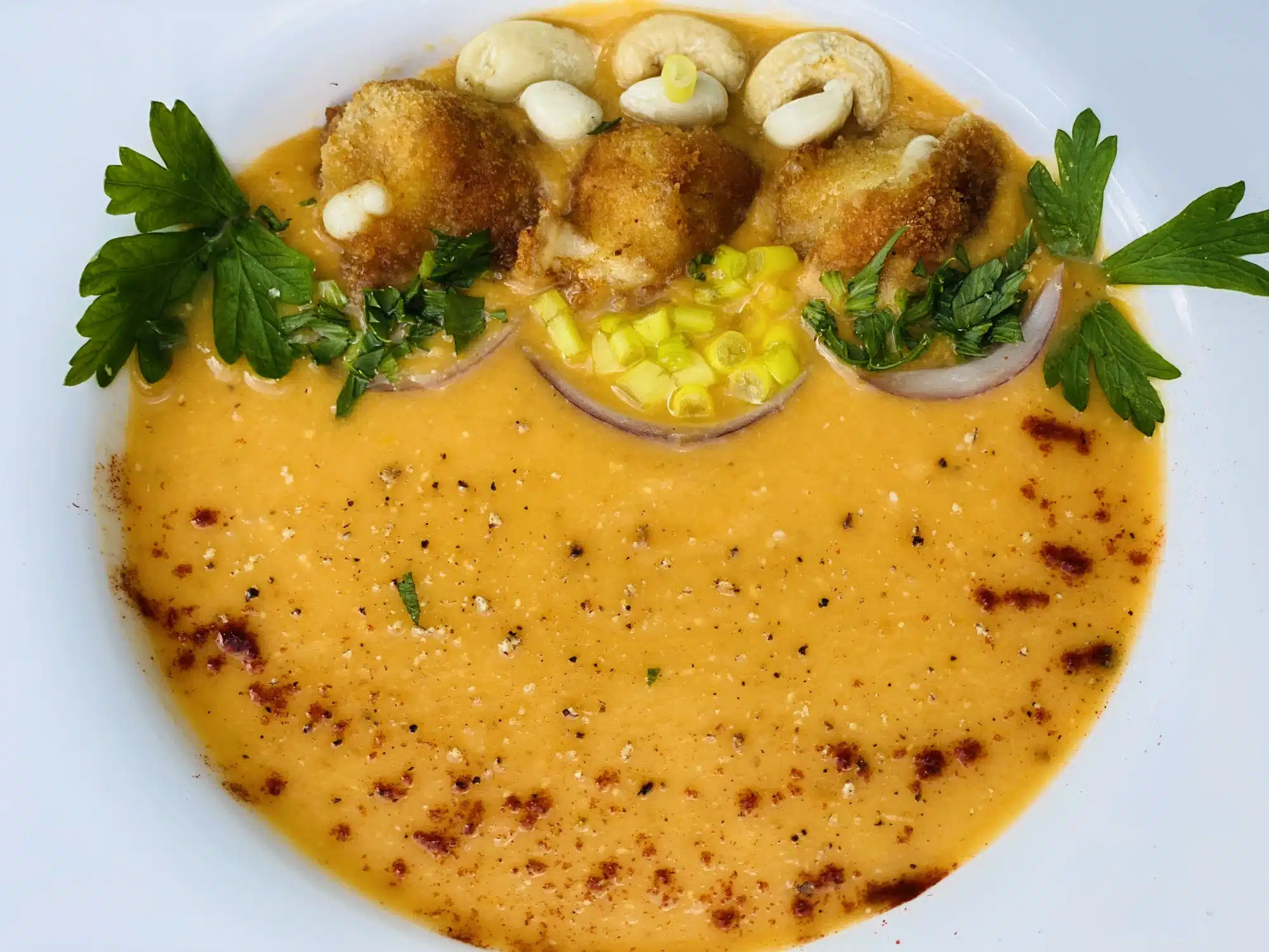 Supa crema de linte rosie cu crutoane din mozzarella