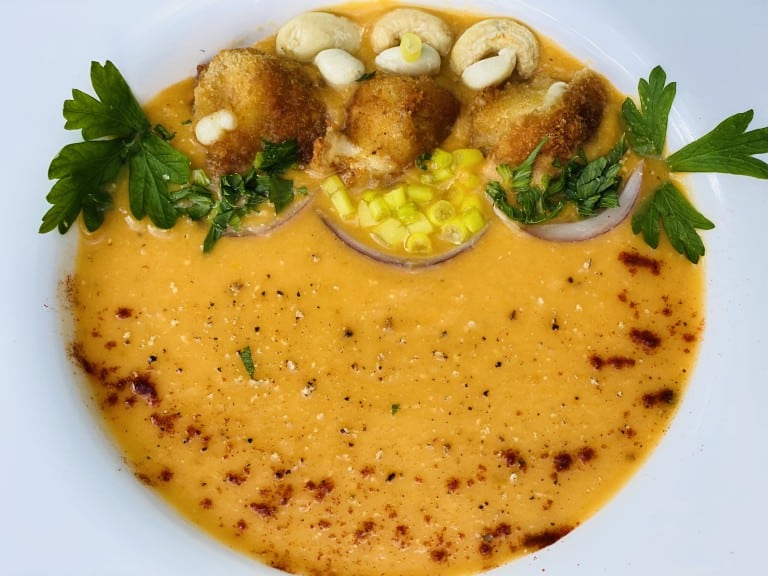 Supa crema de linte rosie cu crutoane din mozzarella