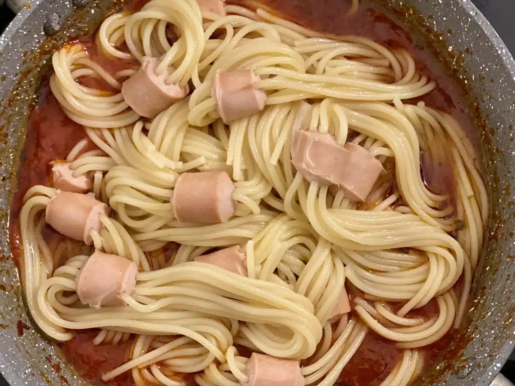 542834E0-8317-450A-A576-623E80594694 Spaghette calamar din crenvursti cu sos de rosii