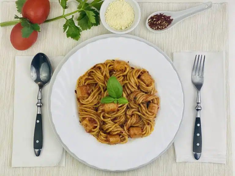 Spaghette calamar din crenvursti cu sos de rosii
