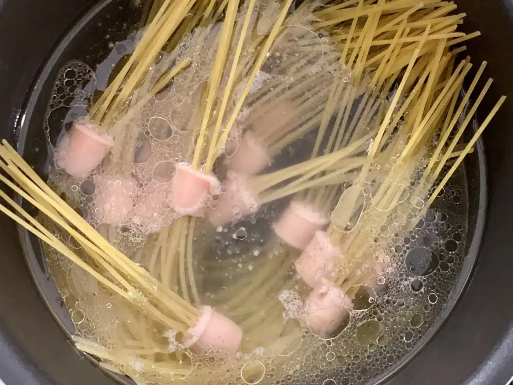 9A592B5B-77DA-4300-8FAA-D97ACB9F6FE2 Spaghette calamar din crenvursti cu sos de rosii