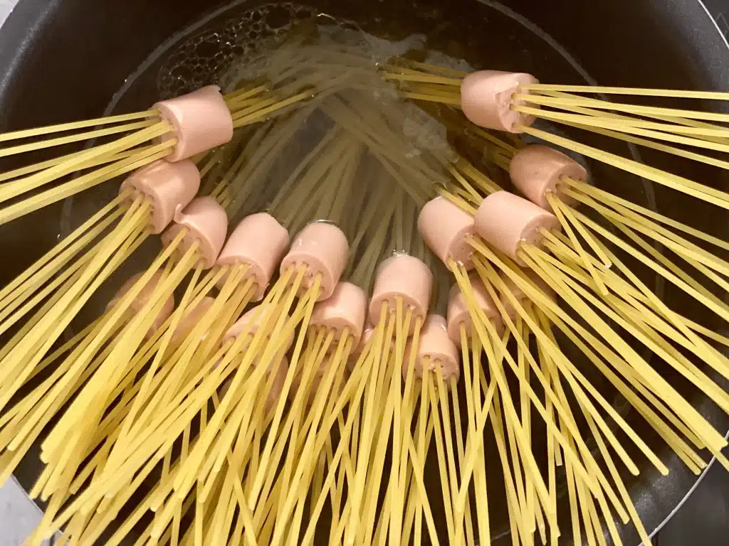 B27BB65D-94D1-49A7-9A74-79607EE8A891 Spaghette calamar din crenvursti cu sos de rosii