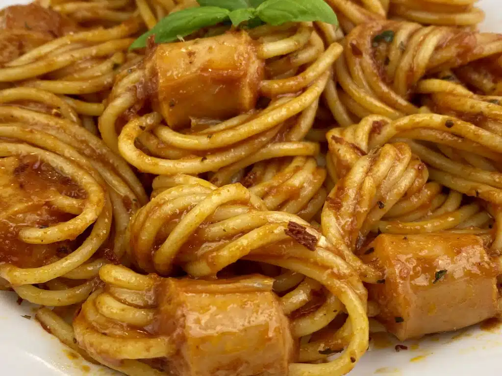 C1F4113E-C545-4D6B-B838-2C04F48E69E3 Spaghette calamar din crenvursti cu sos de rosii