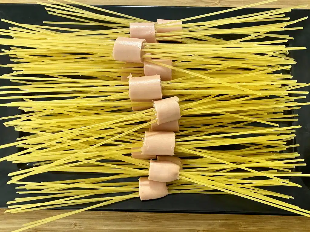 E081D463-3A30-4245-AD0C-4027B81CD003 Spaghette calamar din crenvursti cu sos de rosii