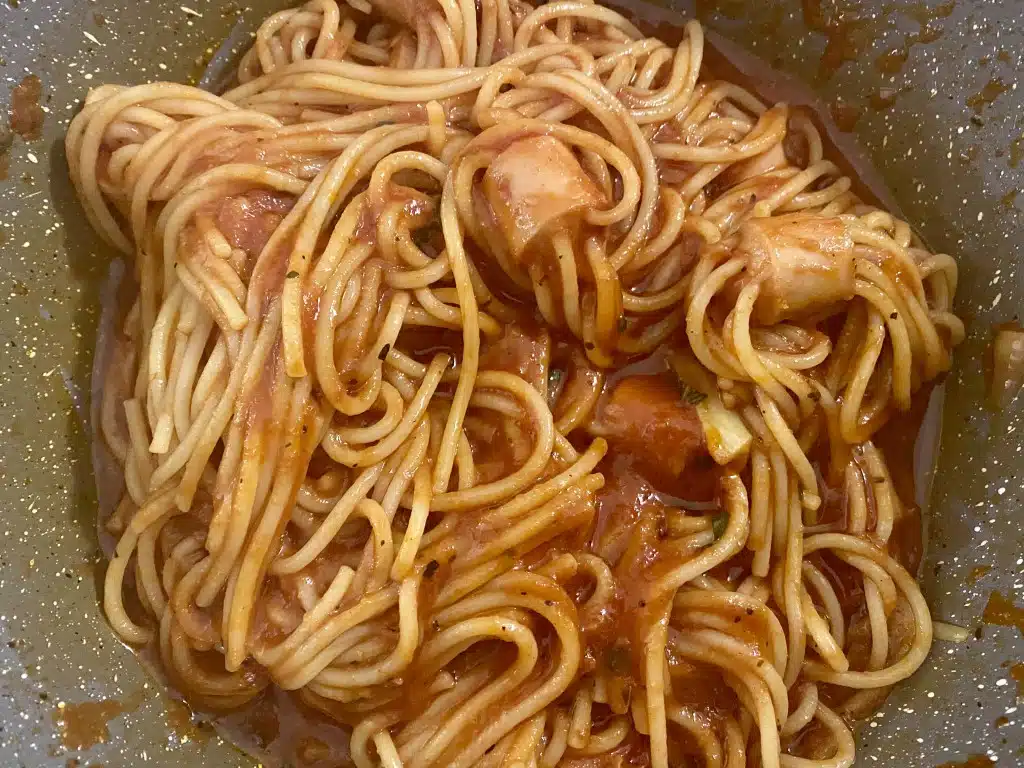 F83F6541-1EDE-4A92-921A-A0F7F6FBE700 Spaghette calamar din crenvursti cu sos de rosii
