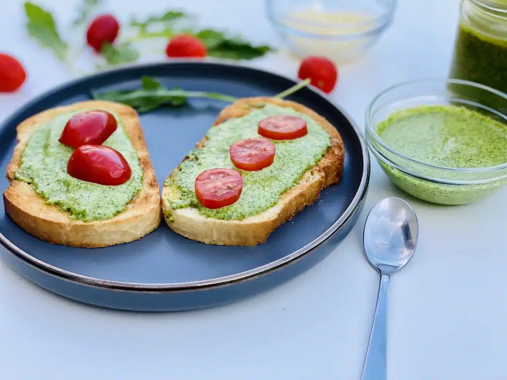 FF8D9A93-A222-425A-AB85-627C2D0F9E5F Bruschette cu Pesto de rucola
